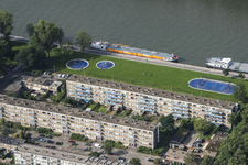 909120 Luchtfoto van een enkele flatgebouwen aan de Alexander de Grotelaan en de Rooseveltlaan te Utrecht, met het ...